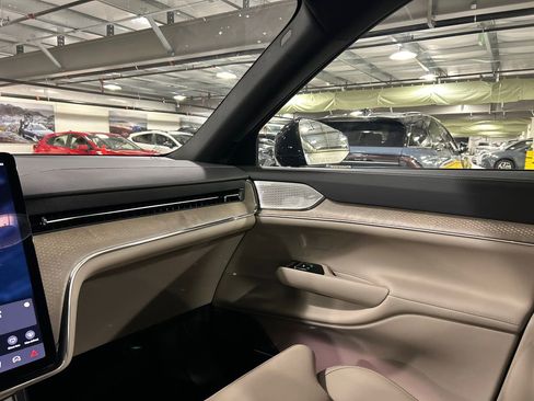 Certified 2025 Volvo EX90 Ultra image 25