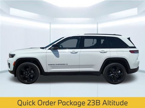 Used 2023 Jeep Grand Cherokee Altitude AWD/4WD image 2