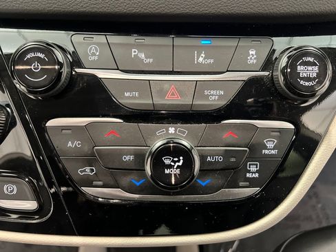 Used 2024 Chrysler Pacifica Touring-L image 53