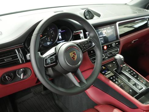 New 2026 Porsche Macan image 4