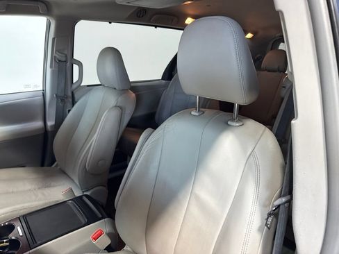 Used 2014 Toyota Sienna XLE w/ Entertainment Package FWD image 28