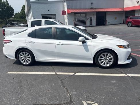 Used 2020 Toyota Camry LE FWD image 5