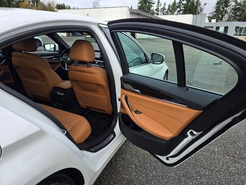 Used 2023 BMW 530e xDrive w/ Premium Package image 14