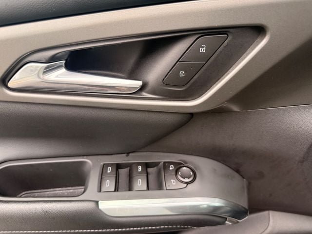 Used 2026 Chevrolet Traverse LT FWD image 4