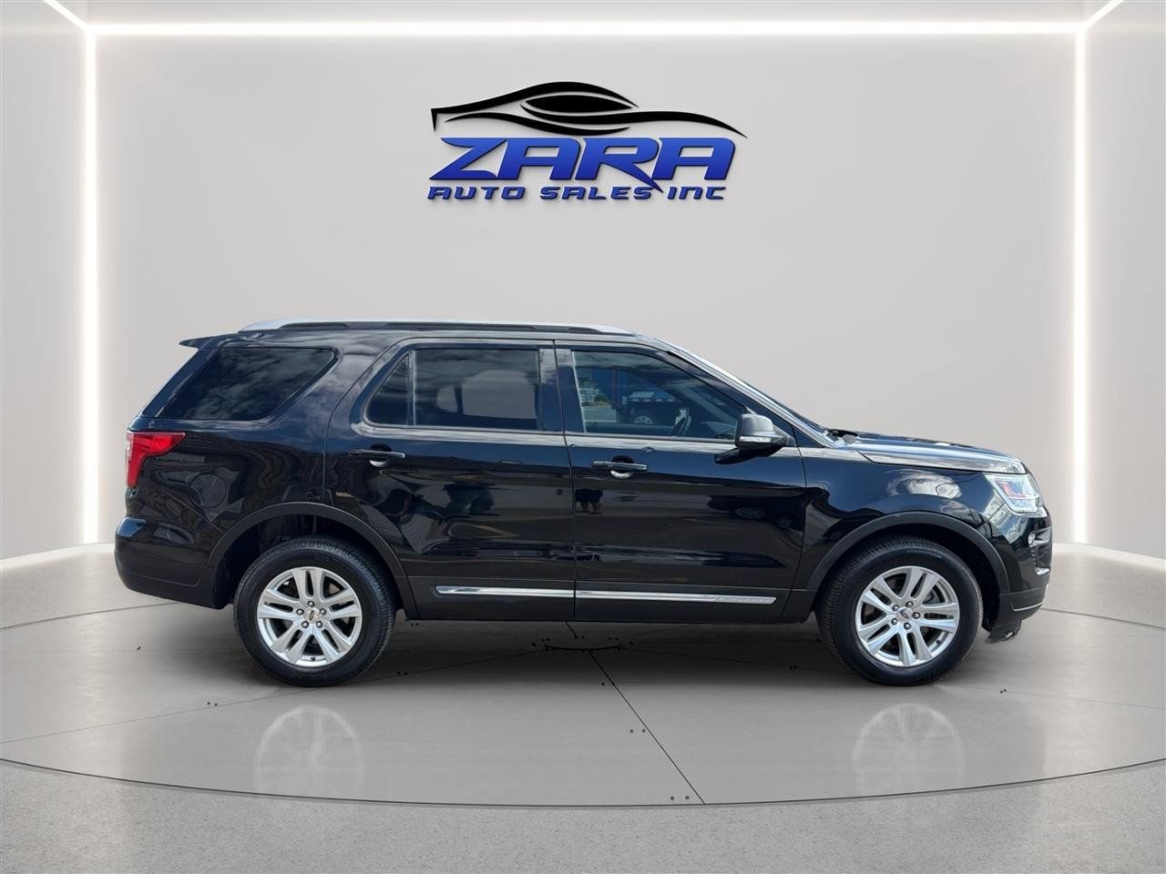 Used 2018 Ford Explorer XLT w/ Equipment Group 202A AWD/4WD image 8