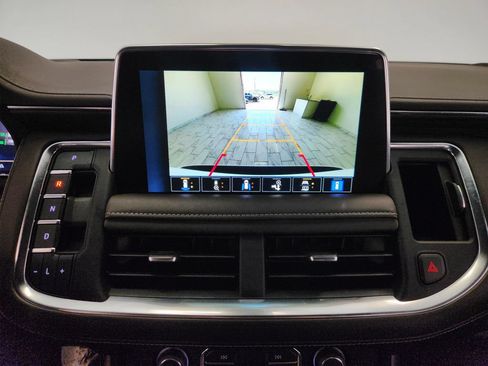 Used 2022 Chevrolet Suburban LT w/ Luxury Package RWD image 17