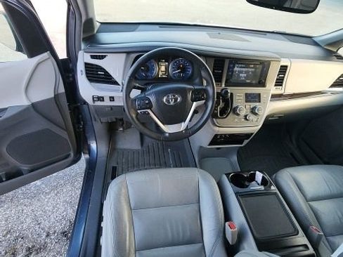Used 2017 Toyota Sienna XLE image 9