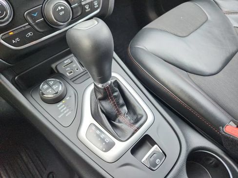 Used 2015 Jeep Cherokee Trailhawk w/ Cold Weather Group AWD/4WD image 15