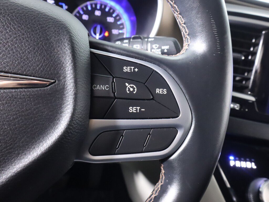 Used 2017 Chrysler Pacifica Touring-L FWD image 13