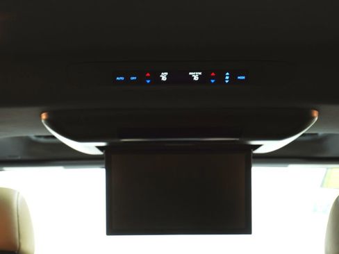 Used 2021 Toyota Sienna Limited image 11