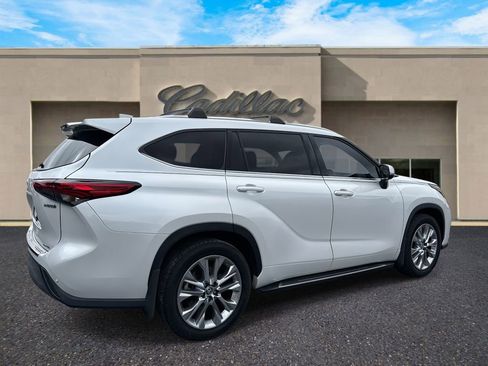 Used 2023 Toyota Highlander Limited image 3
