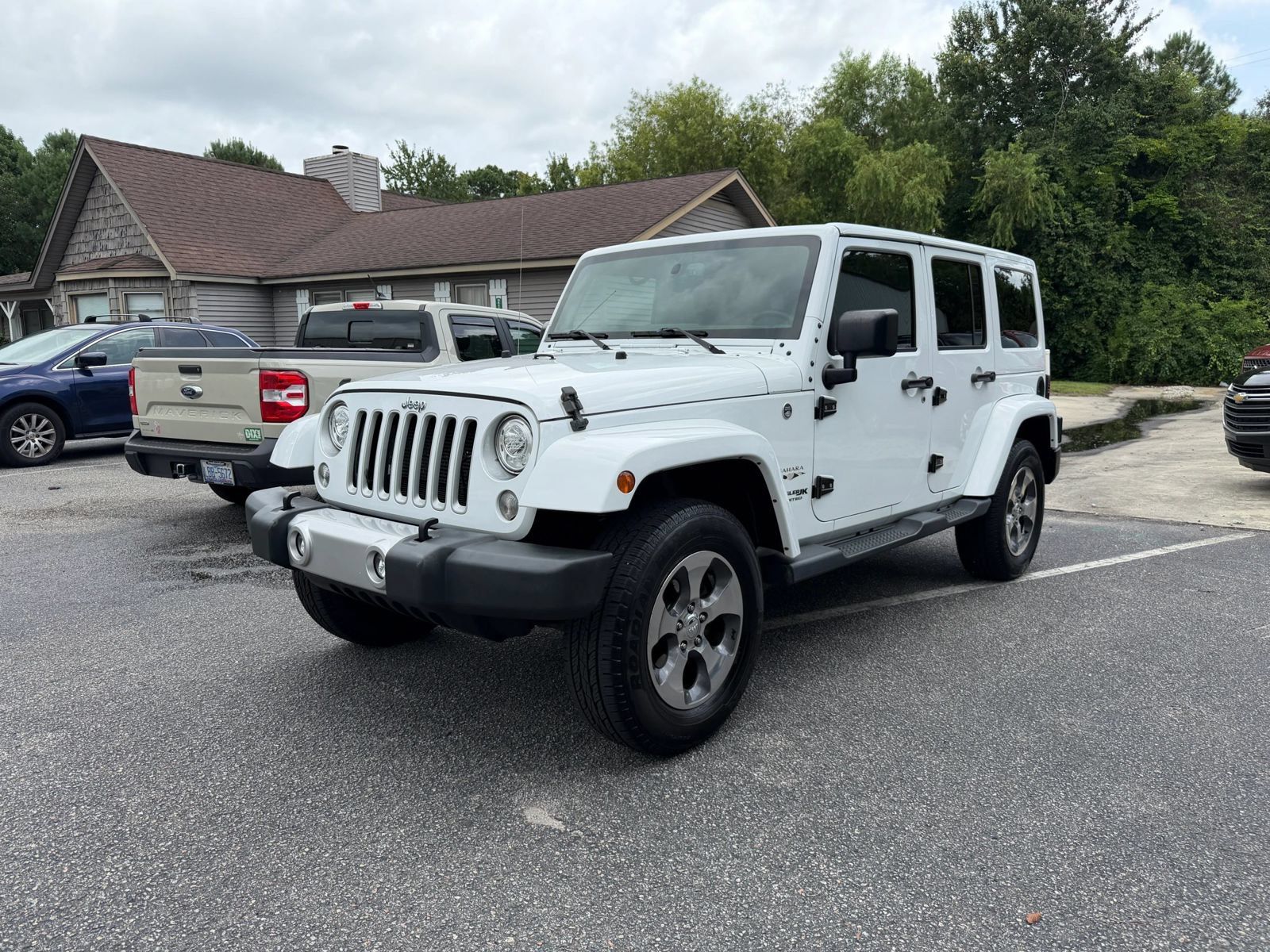 Used 2018 Jeep Wrangler Unlimited Sahara AWD/4WD image 3