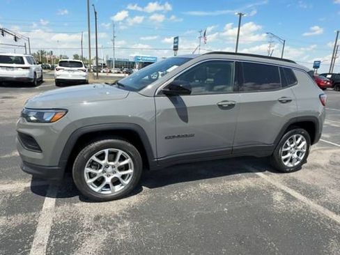 Used 2023 Jeep Compass Latitude w/ Sun and Sound Group AWD/4WD image 4