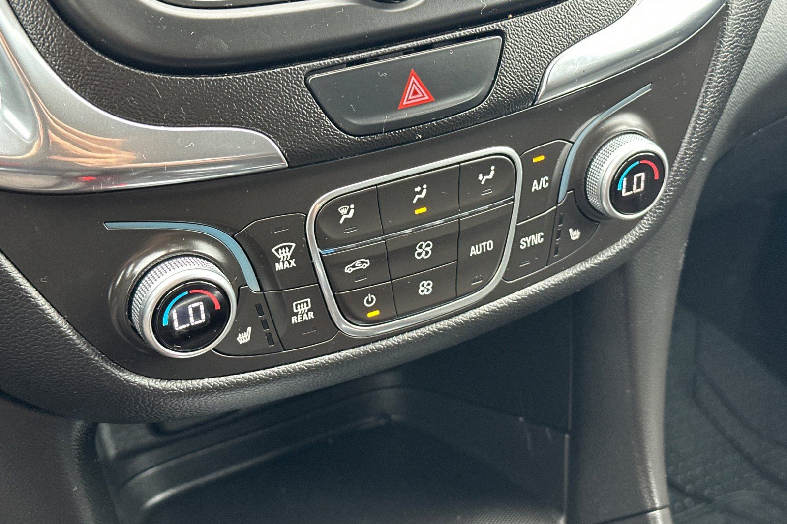 Used 2018 Chevrolet Equinox LT FWD image 23
