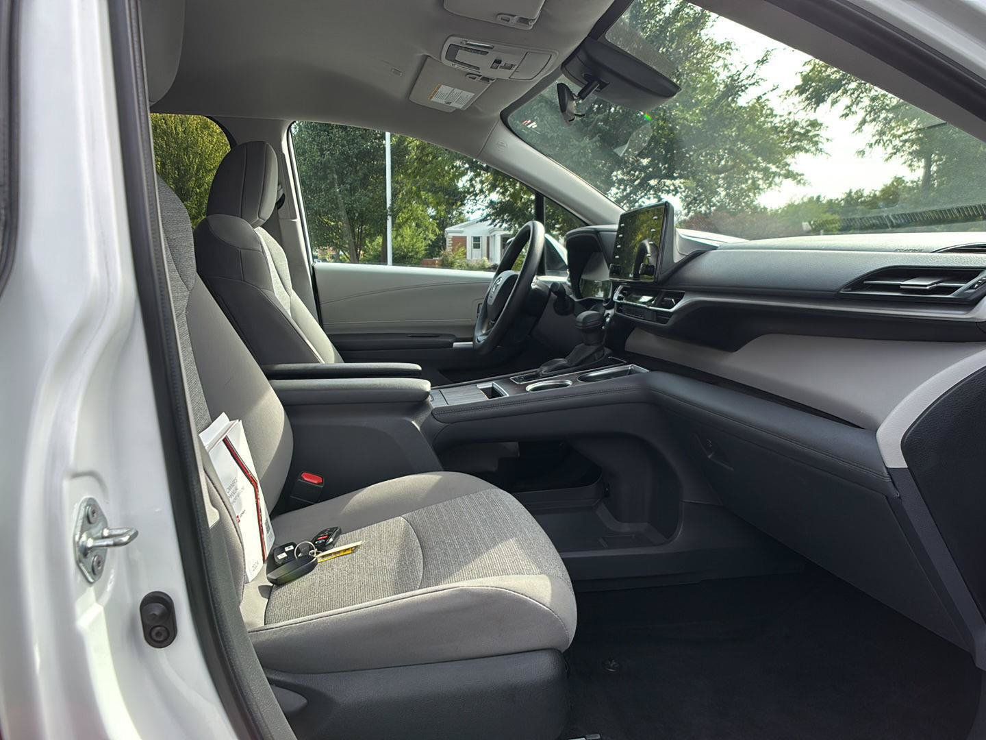 Used 2024 Toyota Sienna LE AWD/4WD image 21