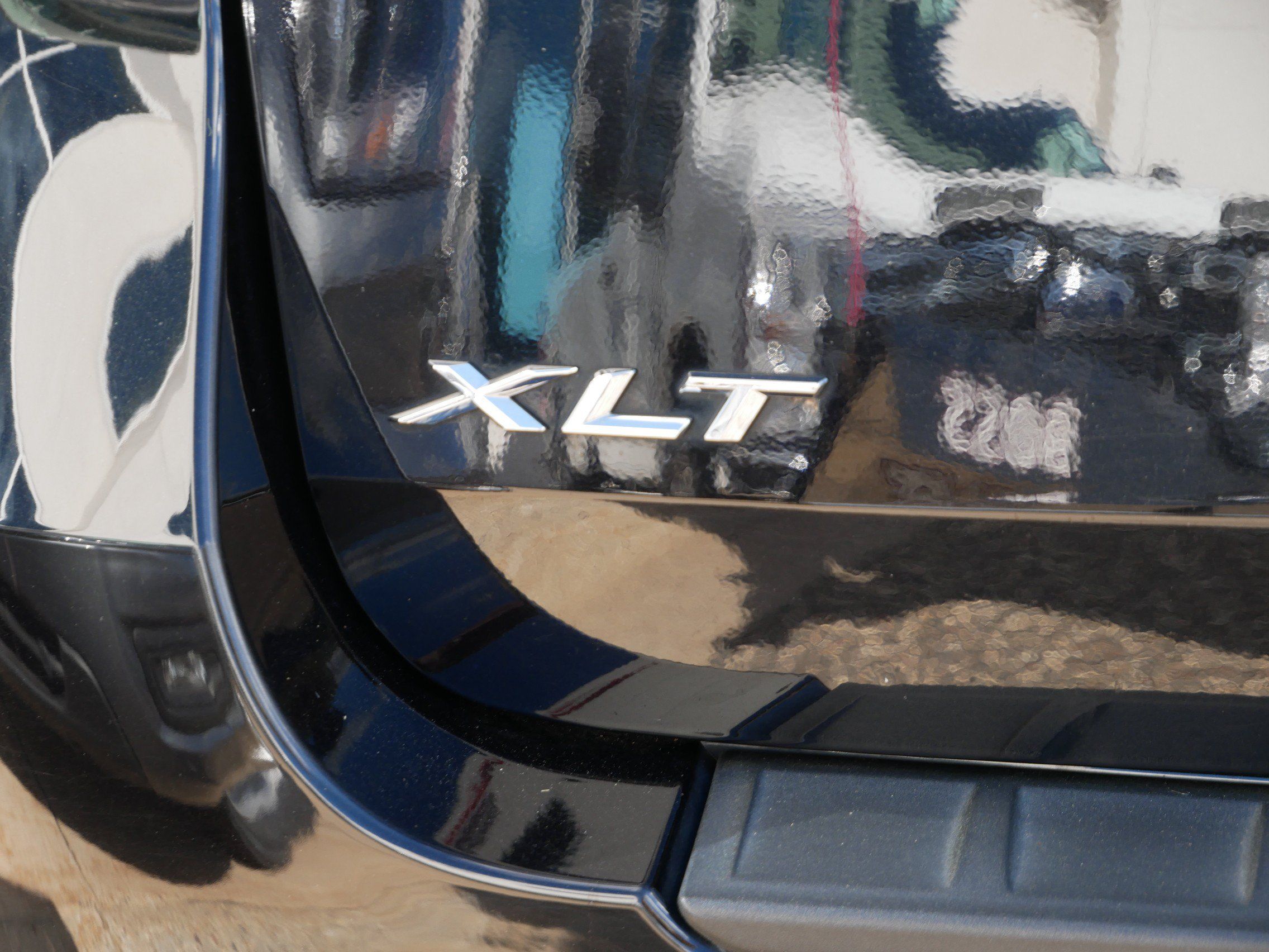 Used 2022 Ford Explorer XLT w/ Equipment Group 202A AWD/4WD image 4