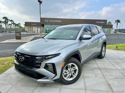 Certified 2025 Hyundai Tucson SE image 1