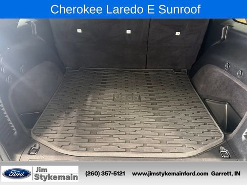 Used 2021 Jeep Grand Cherokee Laredo w/ Security & Convenience Group AWD/4WD image 35