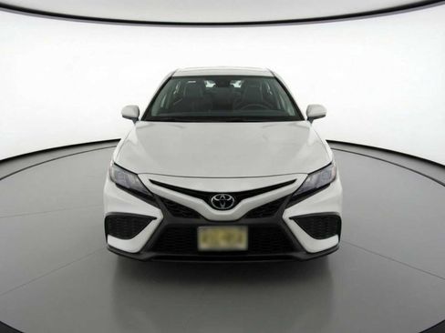 Used 2023 Toyota Camry SE image 2
