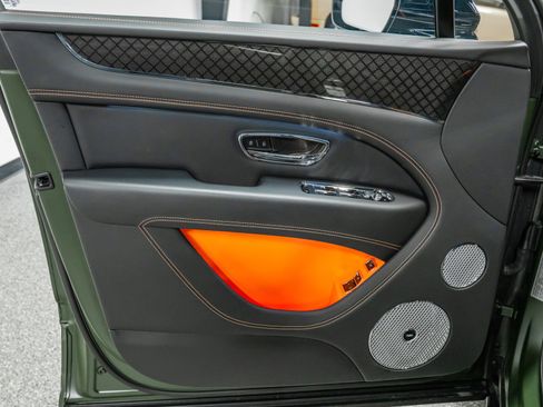 Used 2025 Bentley Bentayga image 41