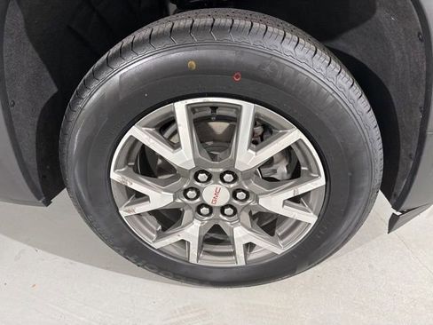 Used 2022 GMC Acadia SLE image 16