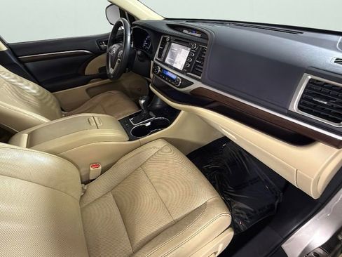 Used 2016 Toyota Highlander Limited w/ Driver Technology Package image 38