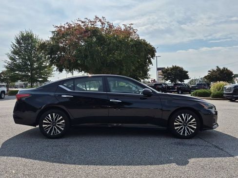 Used 2025 Nissan Altima 2.5 SV FWD image 2