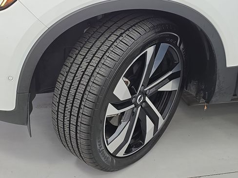 Used 2023 Volvo XC40 B4 Ultimate w/ Protection Package Premier image 32