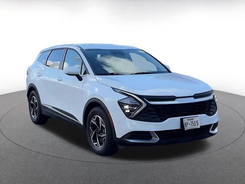 Used 2025 Kia Sportage LX image 3