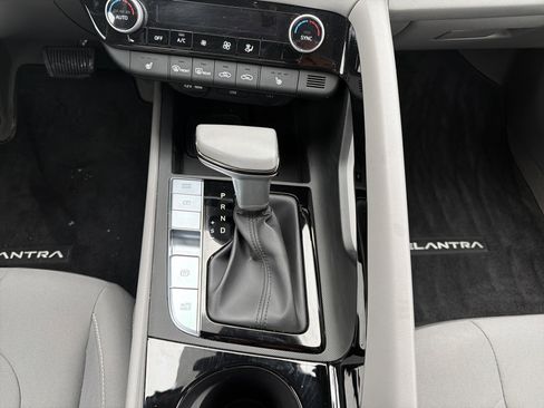 Used 2024 Hyundai Elantra SEL w/ Convenience Package image 21
