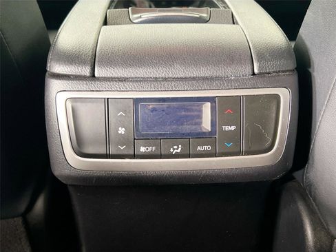 Used 2019 Toyota Highlander SE image 26