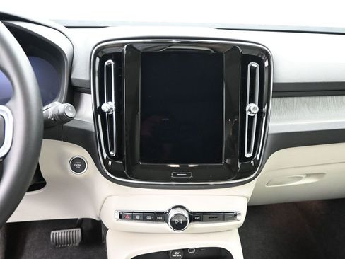 Used 2025 Volvo XC40 B5 Ultra image 12