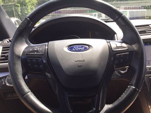Used 2017 Ford Explorer XLT w/ Equipment Group 202A AWD/4WD image 32