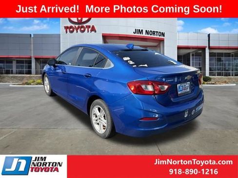 Used 2017 Chevrolet Cruze LT w/ Convenience Package FWD image 3