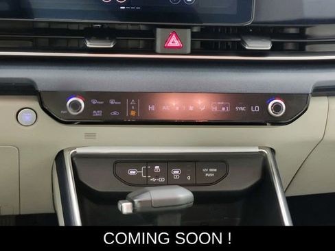 Used 2025 Kia Carnival EX image 24
