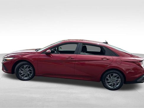 Used 2024 Hyundai Elantra Blue image 4