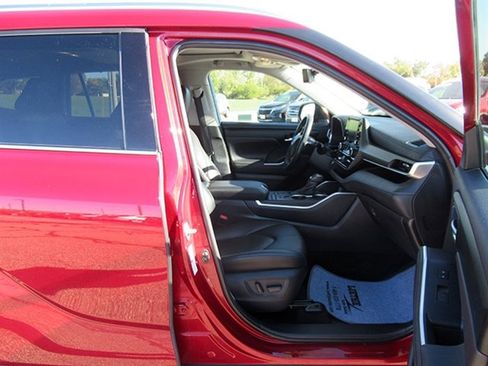 Used 2020 Toyota Highlander XLE image 14