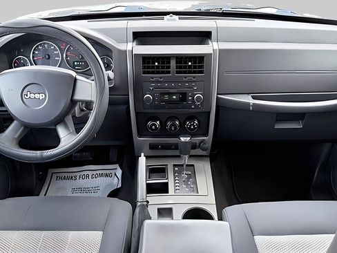 Used 2010 Jeep Liberty Sport RWD image 12