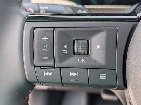 Used 2025 Nissan Kicks SR FWD image 19