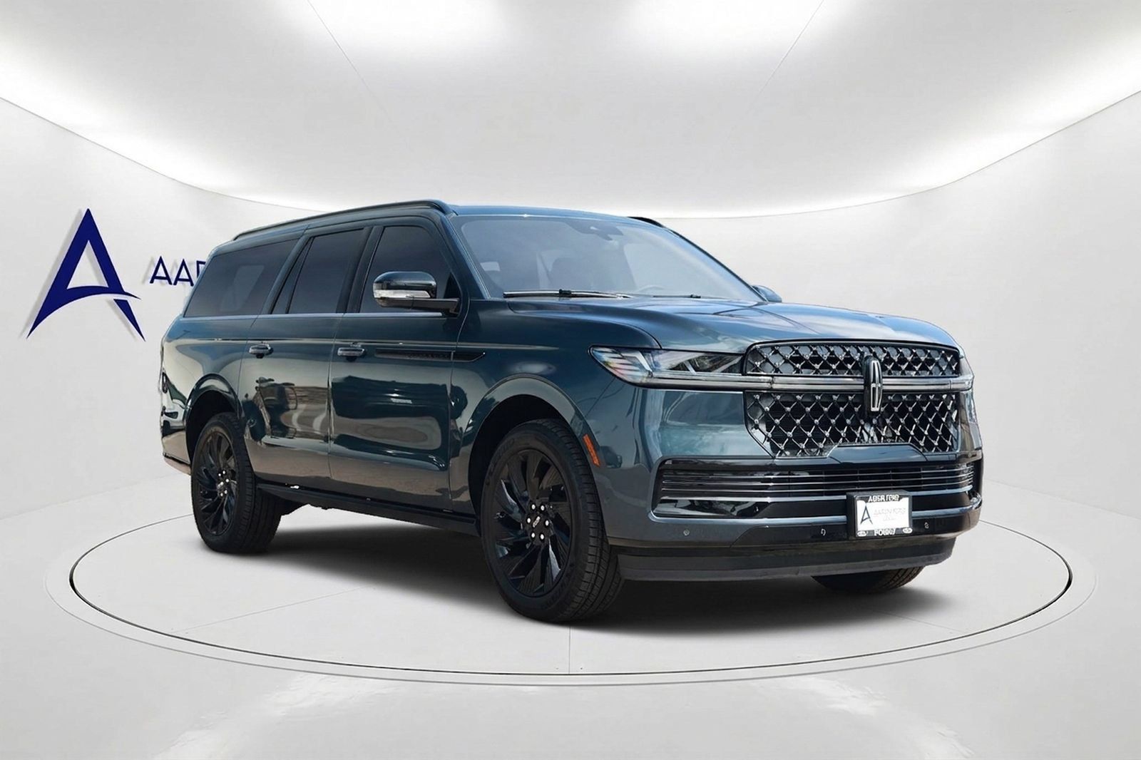Used 2025 Lincoln Navigator L Reserve w/ Jet Appearance Package AWD/4WD image 3