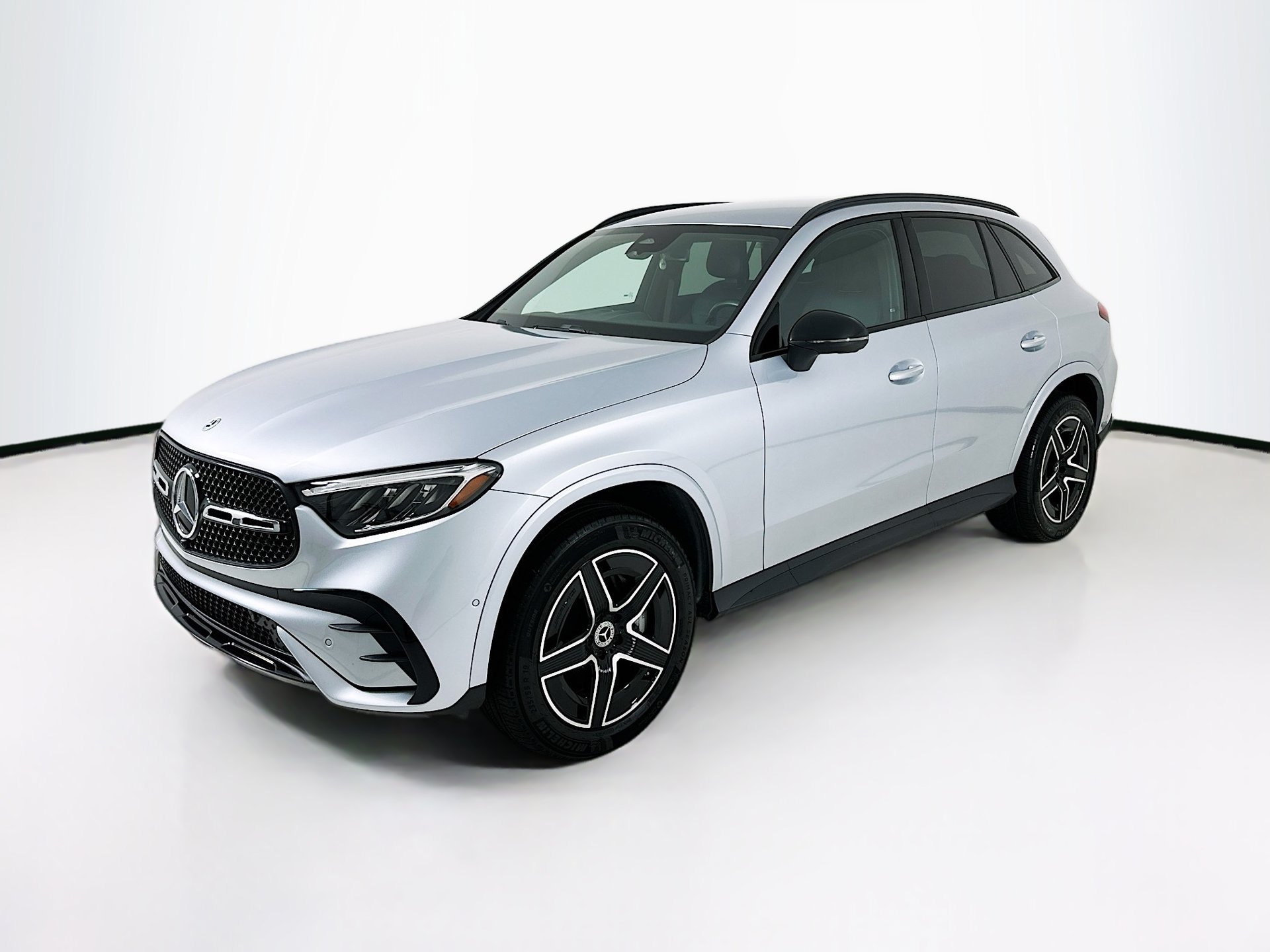Used 2025 Mercedes-Benz GLC 300 4MATIC image 3