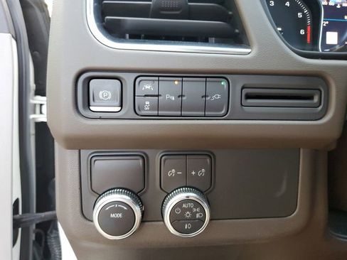 Used 2021 GMC Yukon SLT w/ SLT Premium Package image 29