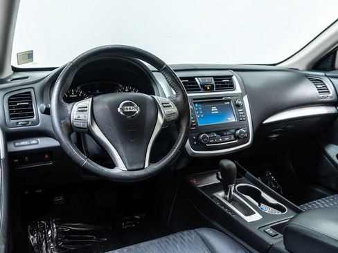 Used 2017 Nissan Altima 2.5 SV w/ Convenience Package FWD image 4