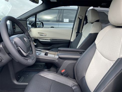 New 2026 Toyota Sienna Platinum image 9