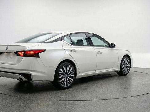 Used 2025 Nissan Altima 2.5 SV FWD image 9