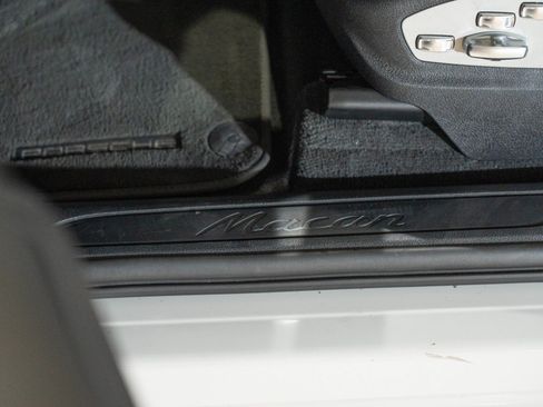 Certified 2024 Porsche Macan AWD/4WD image 12