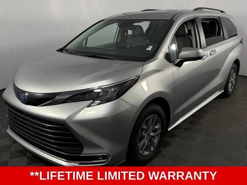 Used 2024 Toyota Sienna XLE FWD image 3