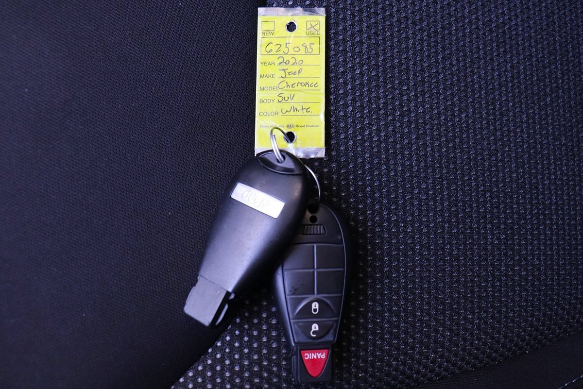 Used 2020 Jeep Cherokee Latitude FWD image 58