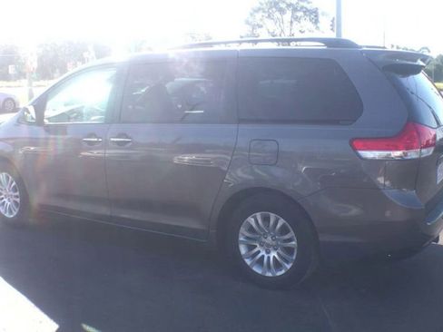 Used 2014 Toyota Sienna XLE image 6