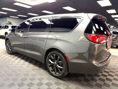 Used 2018 Chrysler Pacifica Touring Plus w/ S Appearance Package FWD image 9